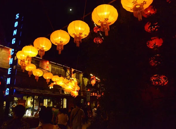 シアプー 2017 日中国東部の浙江省杭州市にある景勝地で今後の中秋節と国民の祝日を迎えるために照明の 100 メートルのドラゴン提灯の下を歩く観光客 — ストック写真