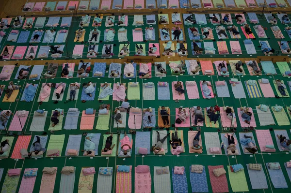 中国中部湖北省武汉市中南部民族大学体育馆地板上布置的垫子上护送孩子入学的新生家长鸟图 — 图库照片