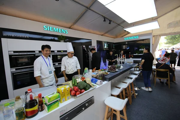 Gente Mira Los Electrodomésticos Utensilios Cocina Stand Siemens Durante Una —  Fotos de Stock