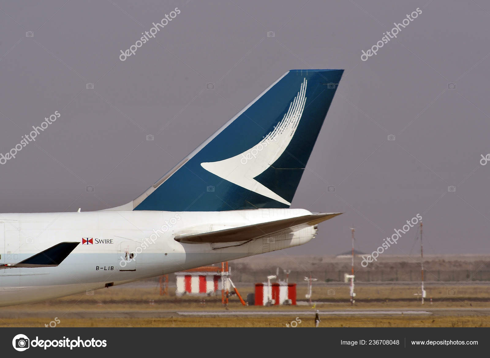 国泰航空一架货机于2017年3月3日在中国上海浦东国际机场起飞—— 库存社论照片© IC Photo #236708048