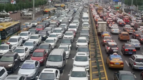 Massas Veículos Movem Lentamente Uma Estrada Engarrafamento Durante Horas Ponta — Fotografia de Stock