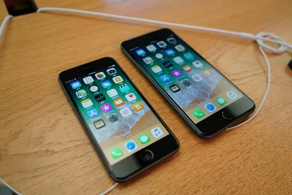Los Teléfonos Inteligentes Iphone Apple Exhiben Apple Store Zona Comercial — Foto de Stock