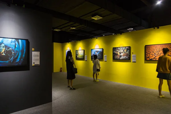 Visitors Look Photos Displayed National Geographic Exhibition City Northwest China — Stock Photo, Image