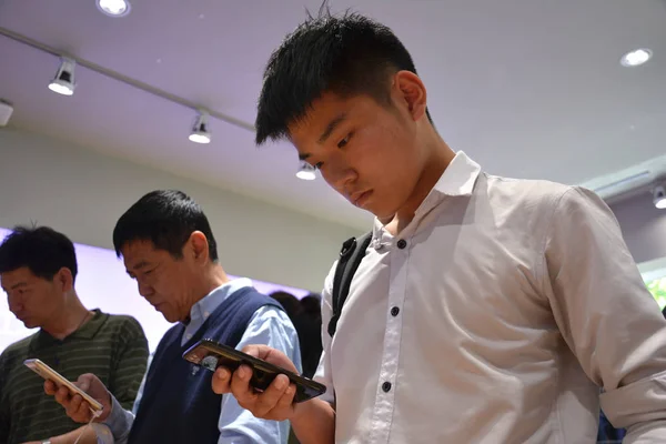 Клієнт Намагається Mi6 Смартфон Дисплеї Магазині Xiaomi Місті Гандан Провінція — стокове фото