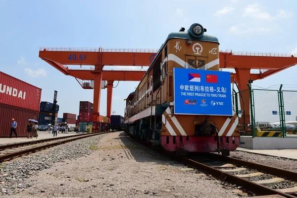 Első Tehervonattal X8074 Kínai Vasúti Expressz Futó Prágai Yiwu Képen — Stock Fotó