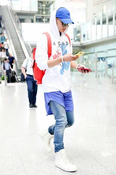 중국가 Zitao로 알려진 Tao 자신의 스마트폰으로 베이징 공항에 Internatioal 베이징에 — 스톡 사진