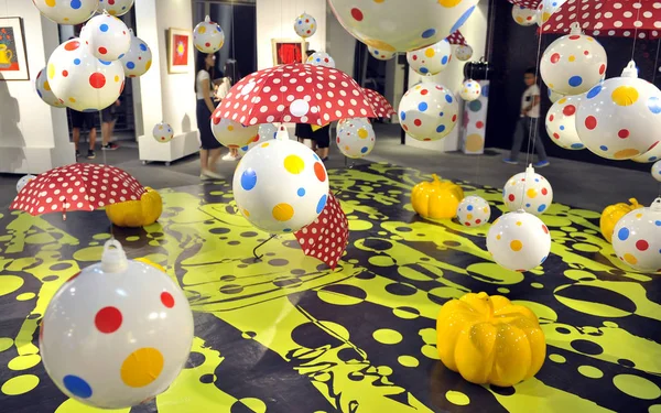 Chinese Citizens Visit Exhibition Yayoi Kusama Fuzhou Sansheng International Center — Stock Photo, Image