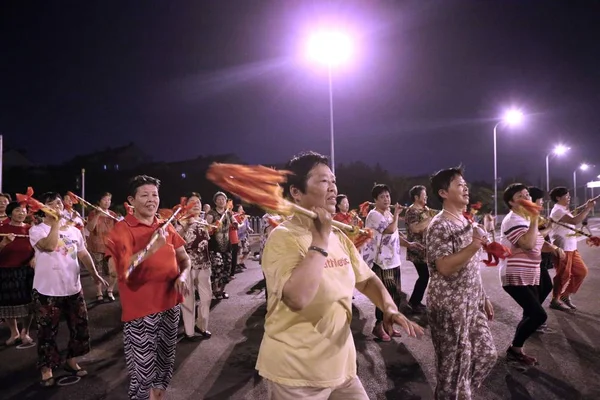 Ancianos Residentes Locales Bailan Son Música Con Bastones Bambú Una — Foto de Stock