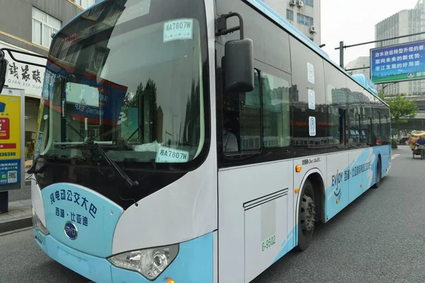 Byd 电动巴士于 2014 日在中国东部浙江省杭州市的一条公路上行驶 — 图库照片