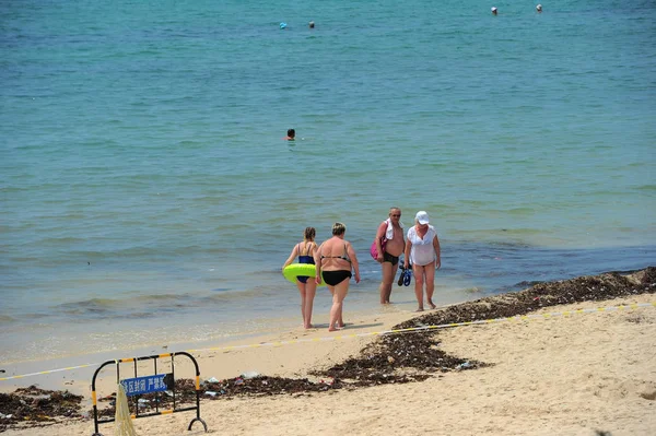 Turistas Extranjeros Caminan Por Basura Dejada Por Tifón Doksur Playa — Foto de Stock