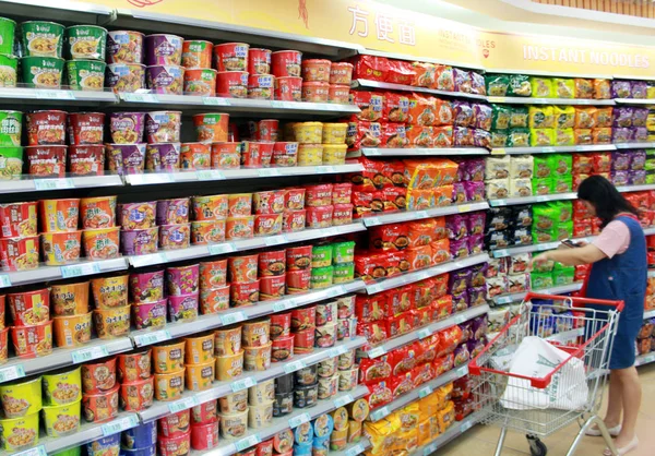 Cliente Compra Fideos Instantáneos Supermercado Ciudad Nanjing Provincia Jiangsu Este —  Fotos de Stock