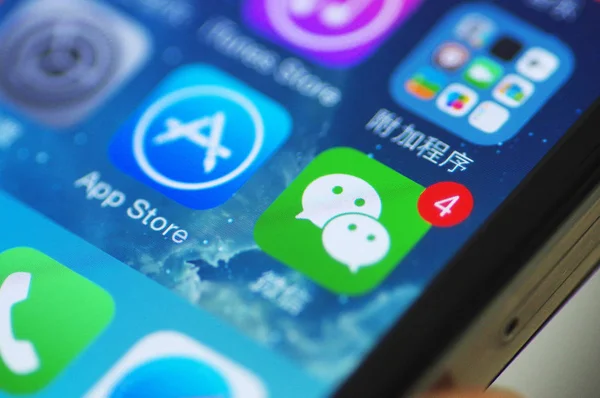 Usuario Teléfono Móvil Chino Muestra Los Iconos App Store Aplicación — Foto de Stock