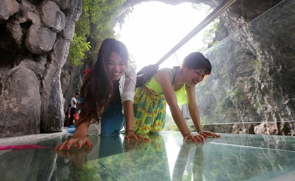 Turistler Rongan Ilçesinde Shimen Xianhu Manzara Alanı Nda Bir Uçurum — Stok fotoğraf