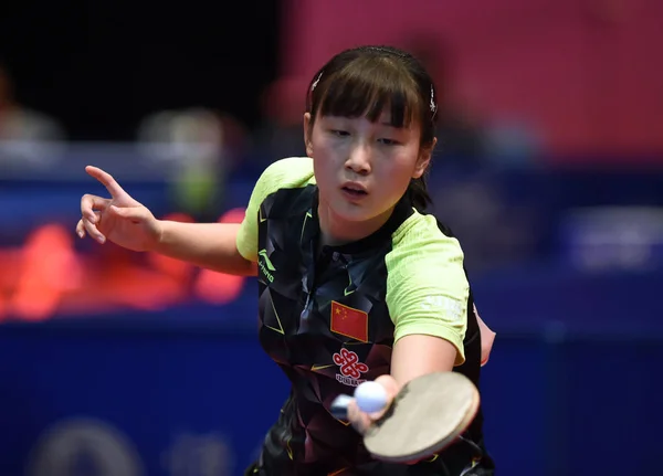 中国のチエン天一は 2017 Ittf 世界ジュニアサーキットの間に 彼らのジュニア女子シングルスの試合で日本の Soma Yumeno へのショットを返します香港ジュニアとカデットは 中国のクイーンエリザベススタジアムでオープン 月2017 — ストック写真