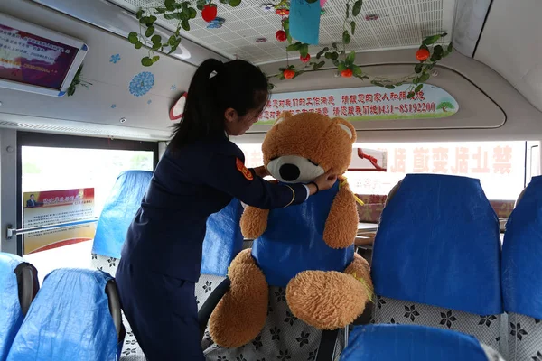Китайський Водій Автобуса Шуо Відображає Іграшку Ведмедя Автобусі Місті Чанчунь — стокове фото