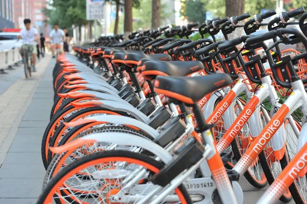 Fahrräder Des Chinesischen Fahrradverleihdienstes Mobike Stehen Auf Einer Straße Der — Stockfoto