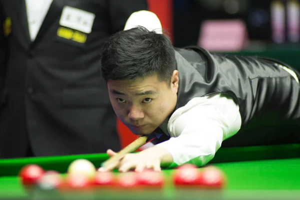 Ding Junhui China Joga Tiro Para Kyren Wilson Inglaterra Sua — Fotografia de Stock