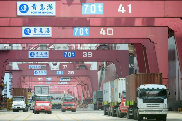 Camiones Transportan Contenedores Para Ser Enviados Extranjero Puerto Qingdao Ciudad — Foto de Stock