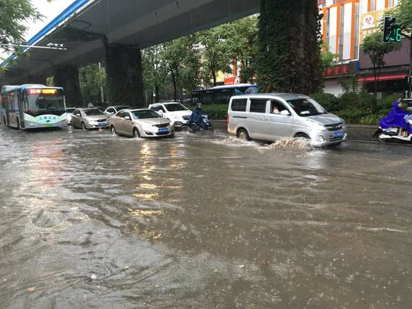 Автомобили Ездят Затопленной Улице Вызванной Обильным Дождем Городе Нанкин Провинция — стоковое фото