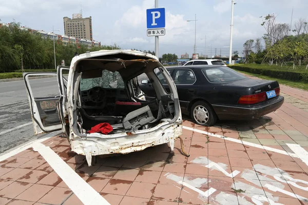 Auta Zombie Která Opustili Jejich Majitelé Jsou Zaparkovaná Veřejném Parkovacím — Stock fotografie