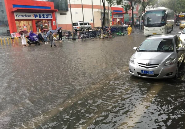 Автомобиль Едет Затопленной Улице Вызванной Проливным Дождем Городе Нанкин Провинция — стоковое фото