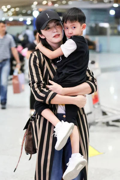 Actrița Chineză Yao Chen Care Își Poartă Fiul Este Fotografiată — Fotografie, imagine de stoc