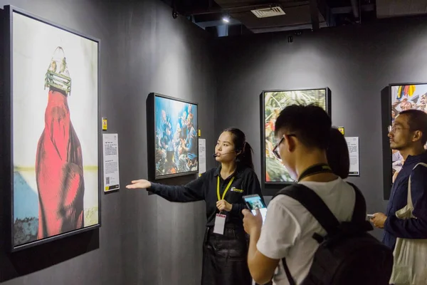 Seorang Karyawan Memperkenalkan Sebuah Foto Yang Ditampilkan Pameran National Geographic — Stok Foto