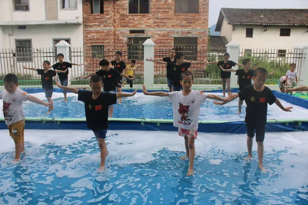 Chinesische Kinder Üben Kampfkunst Einem Schwimmbad Sich Bei Einem Sommerlichen — Stockfoto