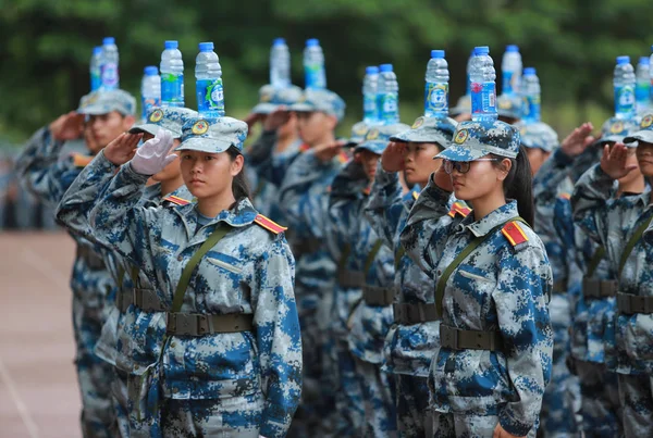 Calouros Equilibrar Garrafas Suas Cabeças Como Eles Participam Treinamento Militar — Fotografia de Stock