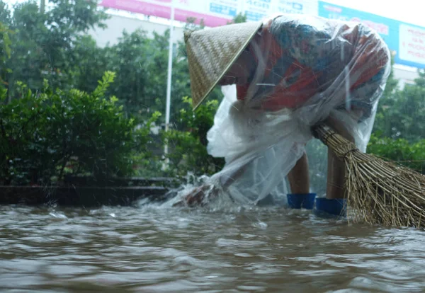 Chinese Worker Dredges Sewers Flooded Street Heavy Rainstorms Caused Typhoon — Stock Photo, Image