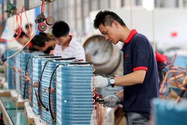 Des Travailleurs Chinois Assemblent Des Climatiseurs Sur Chaîne Montage Dans — Photo