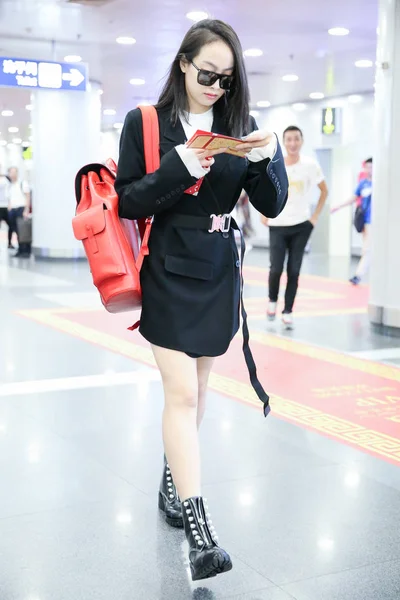 中国女演员维多利亚宋或宋谦于2017年8月29日在中国北京乘飞机起飞前抵达北京首都国际机场 — 图库照片