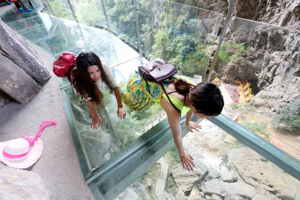 Turistas Subir Uma Estrada Tábua Vidro Construído Longo Penhasco Shimen — Fotografia de Stock