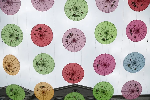 Bunte Regenschirme Aus Ölpapier Hängen Der Luft Auf Einer Straße — Stockfoto