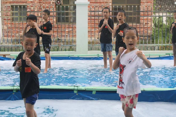 어린이를 2017 클래스에서 수영장에서 — 스톡 사진