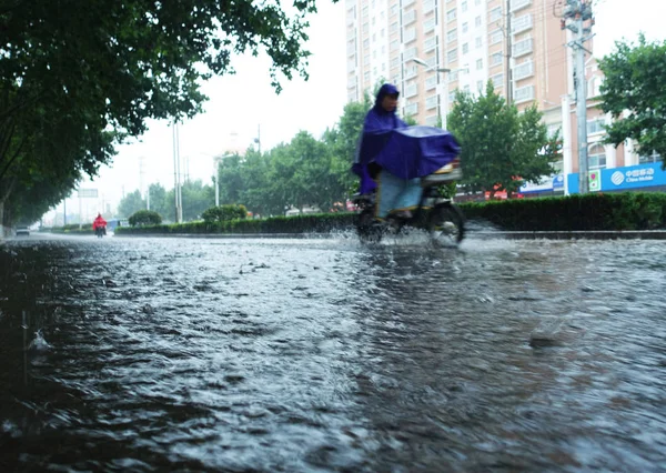 Çinli Bir Bisikletçi Ağır Rainstorms Tayfun Haitang Ltd Sti City — Stok fotoğraf
