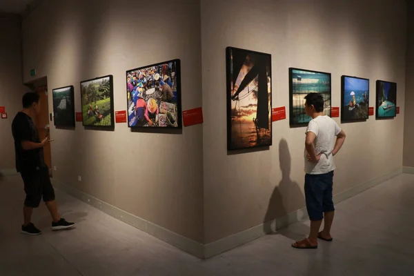 Visitatori Guardano Opere Esposte Una Mostra Dipinti Foto Dei Paesi — Foto Stock