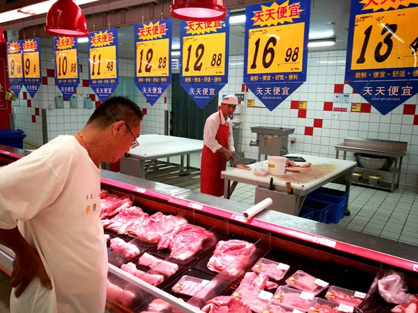 Customer Shops Pork Supermarket Huaibei City East China Anhui Province — Stock Photo, Image