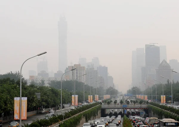 Cars Drive High Rise Buildings Skyscrapers Seen Vaguely Heavy Smog — Foto Stock