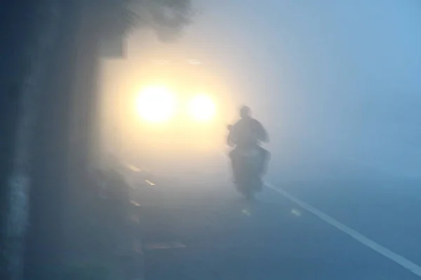 Ciclista Cabalga Una Carretera Con Niebla Pesada Ciudad Jiaxing Provincia —  Fotos de Stock