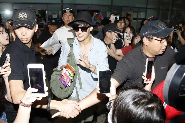 South Korean Actor Kang Neul Center Followed Surrounded Crowd Fans — Stock Photo, Image