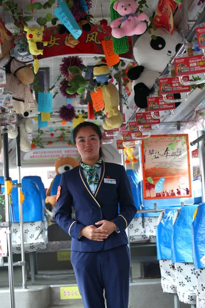 Китайський Водій Автобуса Шуо Видно Автобусі Прикрашений Різними Видами Іграшок — стокове фото