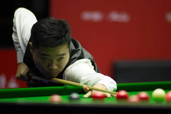 Ding Junhui Kina Spelar Ett Skott Till Luca Brecel Belgien — Stockfoto