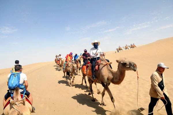 Los Turistas Montan Camellos Lugar Pintoresco Crescent Spring Singing Sand — Foto de Stock