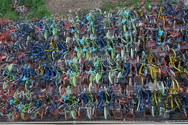Kínai Kerékpár Megosztási Szolgáltatások Kerékpárok Vannak Felhalmozva Alatt Egy Felüljáró — Stock Fotó