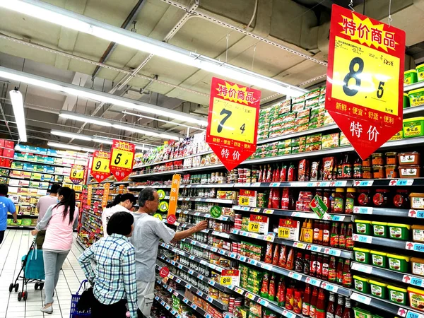 Müşterilerimiz Huaibei Kentinde Bir Süpermarkette Soslar Için Alışveriş Doğu Çin — Stok fotoğraf