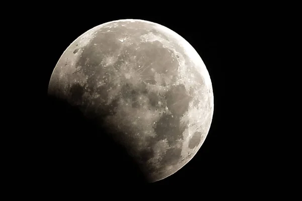 Часть Луны Переходит Тень Земли Время Частичного Лунного Затмения Над — стоковое фото