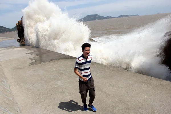 Local Resident Walks Waves Tidal Bore Caused Typhoon Talim Surging — Stock Photo, Image