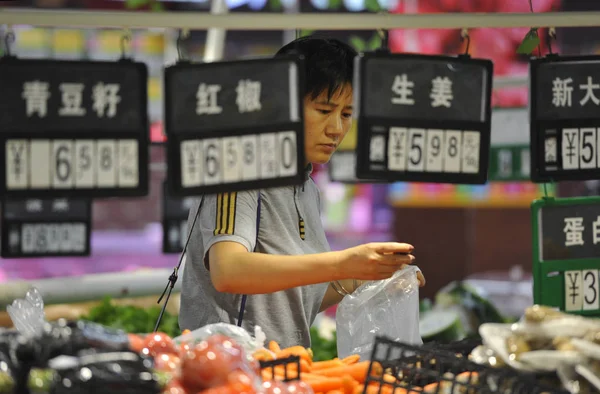 Ένας Πελάτης Καταστήματα Για Λαχανικά Ένα Σούπερ Μάρκετ Στην Πόλη — Φωτογραφία Αρχείου