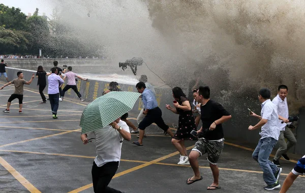 Visitantes Residentes Locales Huyen Mientras Las Olas Una Marea Sobrepasan —  Fotos de Stock